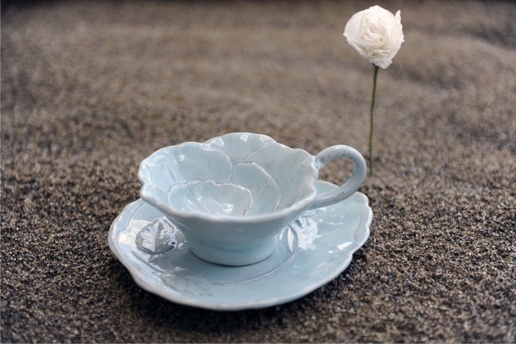 Cappuccino kopje in de vorm van een roos van Italiaans keramiek in de kleur turquoise