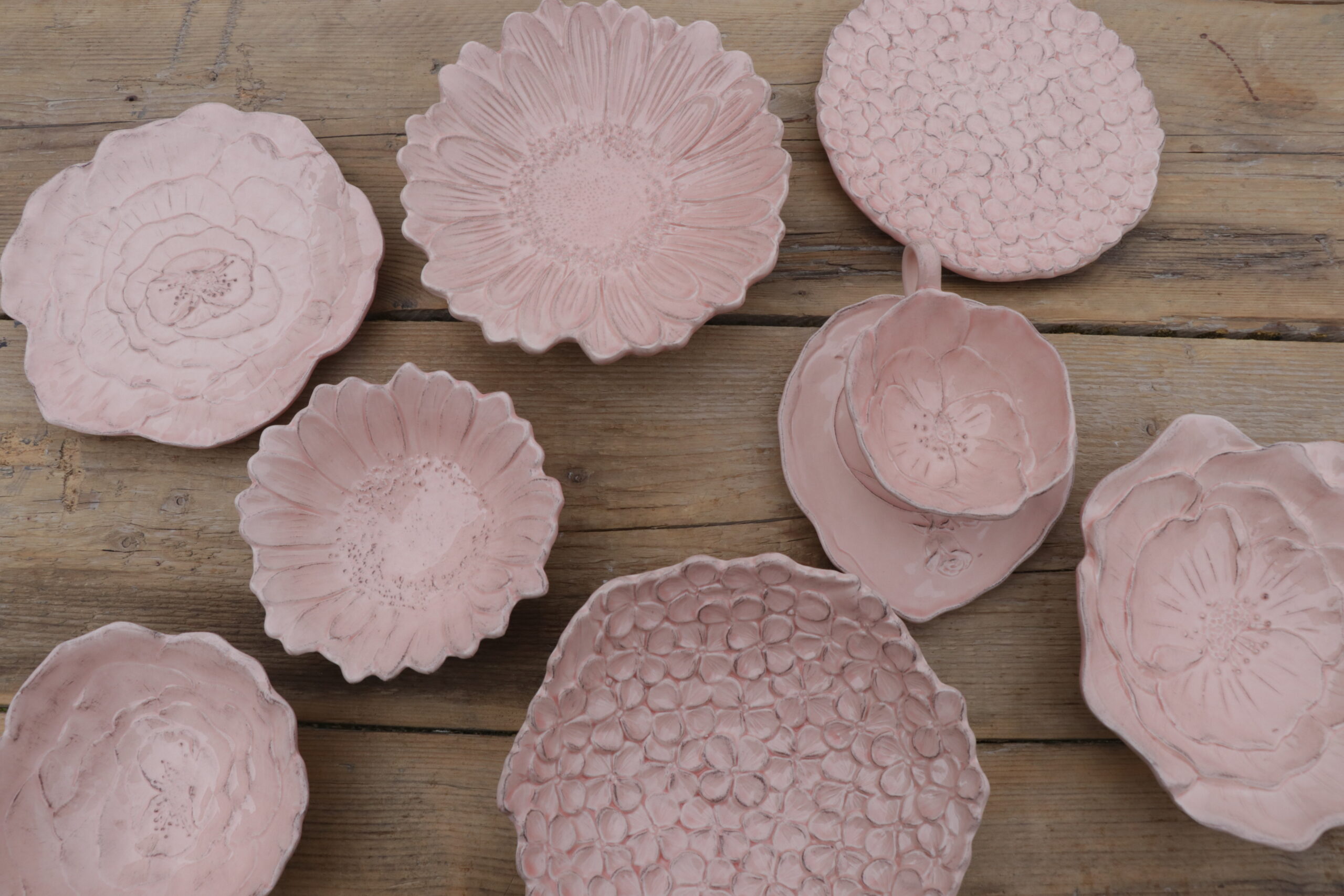 IMG_1970 Linea Romantica - Roze Italiaans servies Italiaans handgemaakt roze servies in de vorm van bloemen – bordjes, schaaltjes en kopjes van keramiek