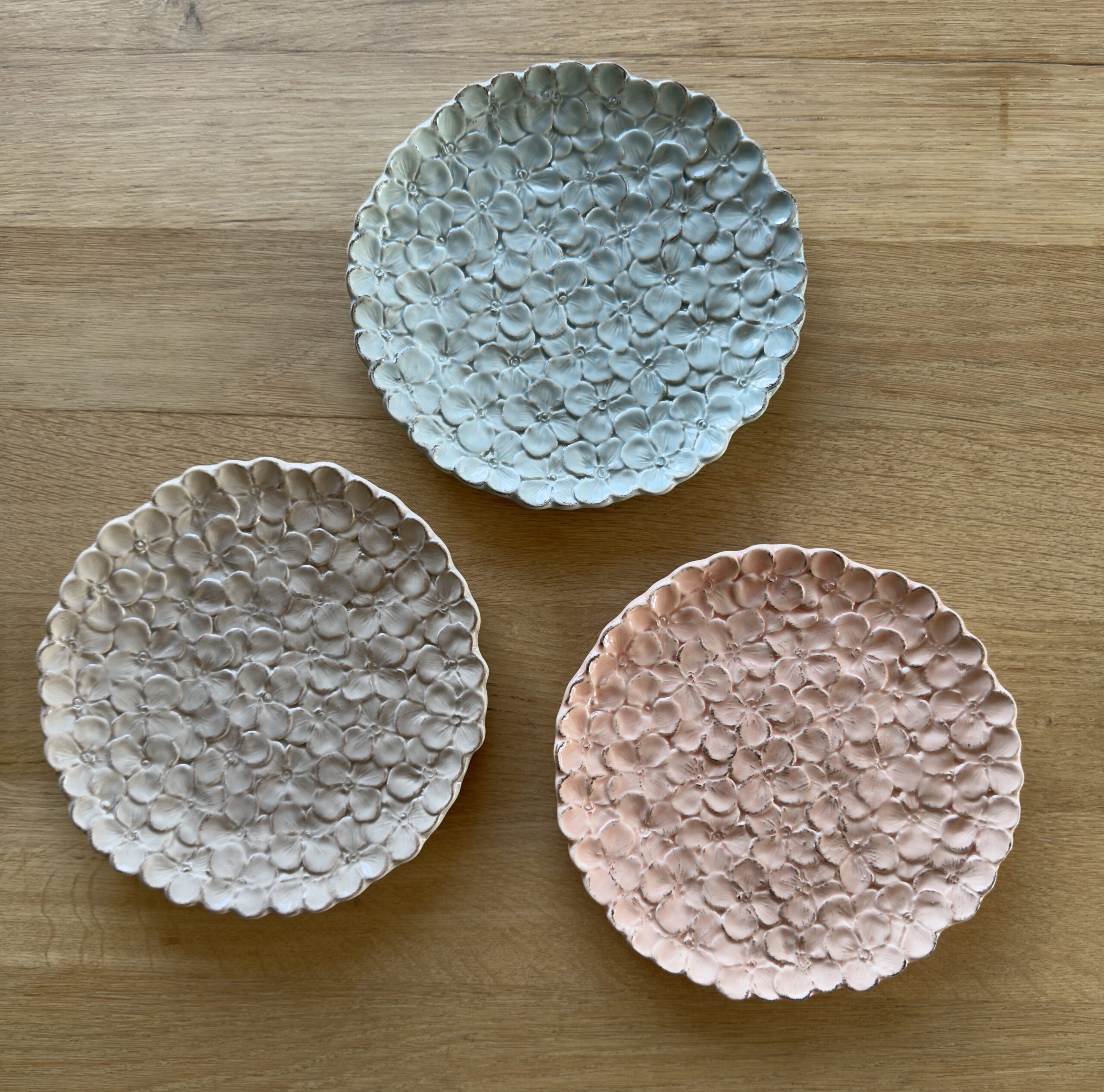 Ontbijtbord met een Hortensia design. Italiaans Handgemaakt keramiek.