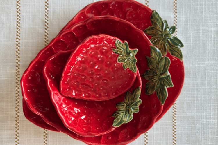 Linea Fragola schalen Italiaanse schalen in de vorm van aardbeien, handgemaakt keramiek