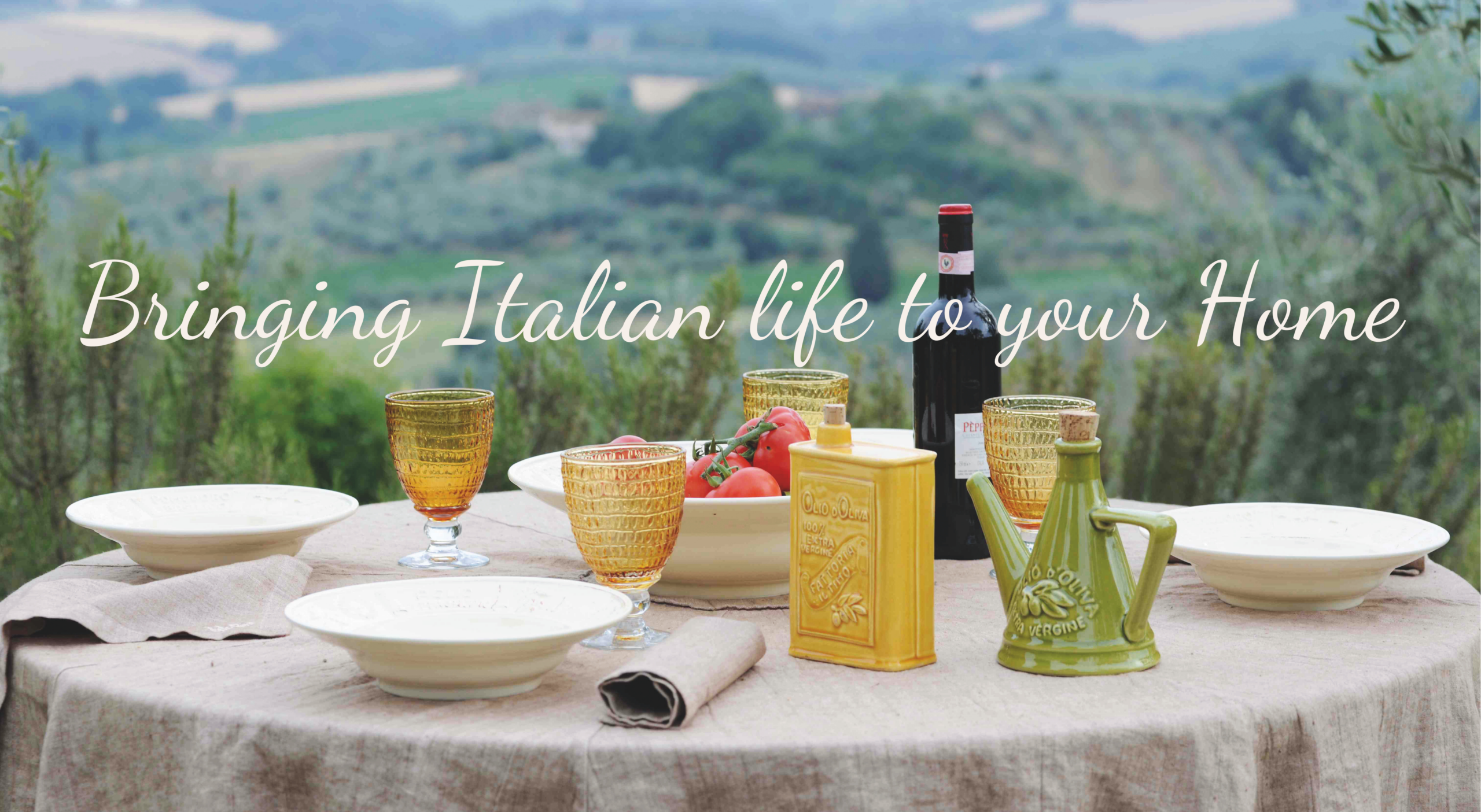 Homepage Foto Bringing Italian Life to your Home-2 Gedekte tafel met handgemaakt Italiaans servies en olijfolie kannetjes in Toscaans landschap